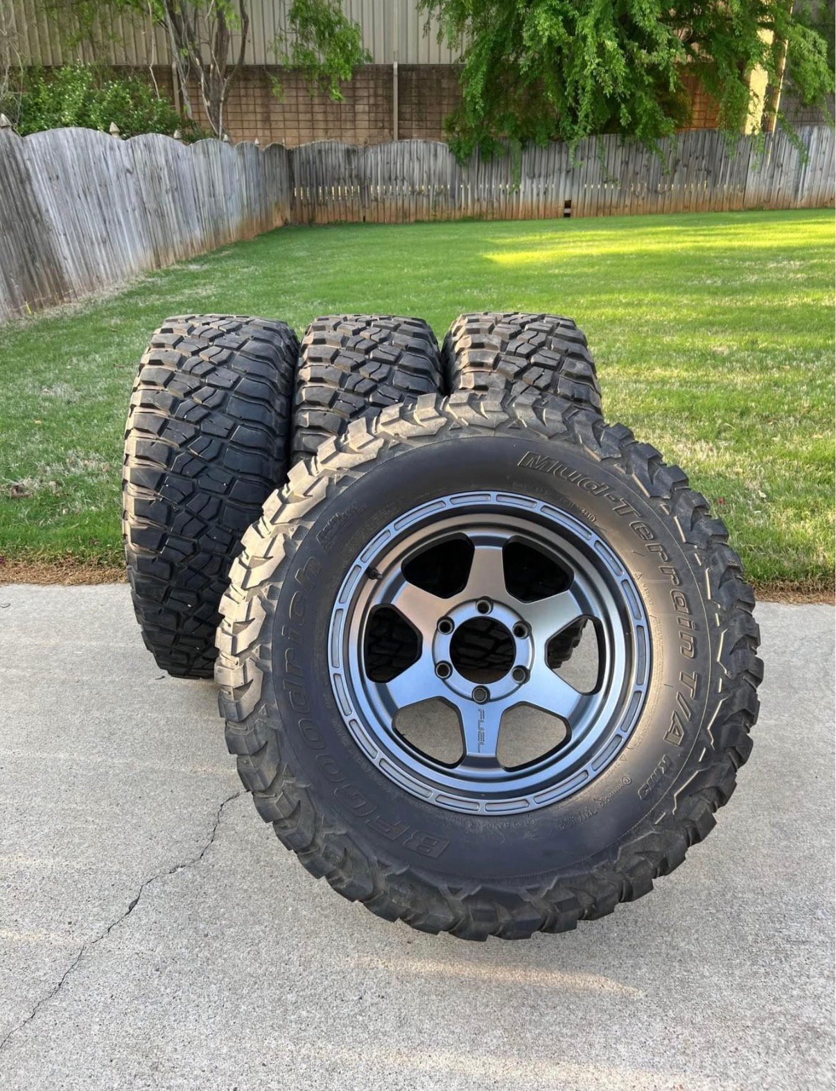 BFGoodrich LT285/70R17 KM3 Mud Terrain Tires & Fuel Shok Anthracite Wheels – Set of 4 - Image 4